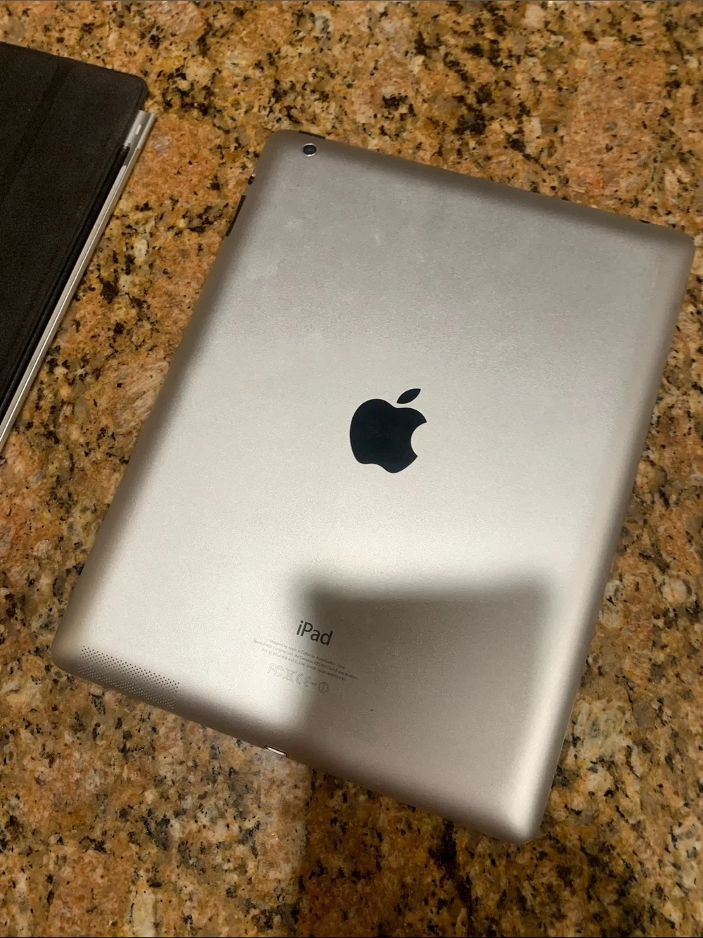 Like new IPAD Generation 4 with screen protector and magnet protection cover